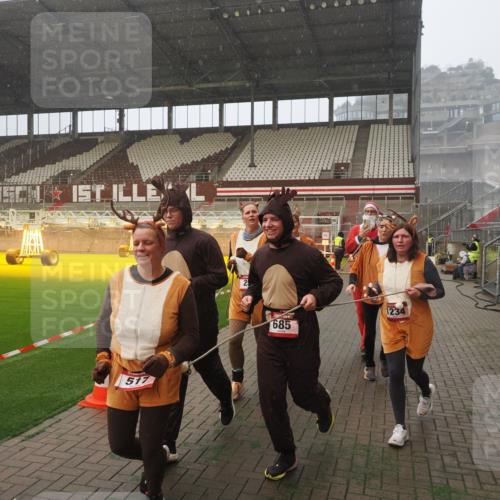 07.12.2025 - St. Pauli X-Mass-Run No. 15 Fabian Wolf http://msf.ph/oto/9364616 07.12.2025 10:07:27 Ziel 256, 265, 272, 517, 657, 685, 716, 767, 1187, 1234, 1543, 2983, 3003 meine-sportfotos.de
