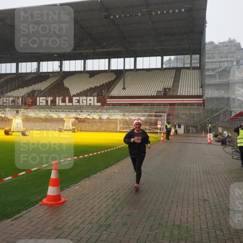 07.12.2025 - St. Pauli X-Mass-Run No. 15 Fabian Wolf http://msf.ph/oto/9364658 07.12.2025 10:07:48 Ziel 1447, 1449, 1905 meine-sportfotos.de