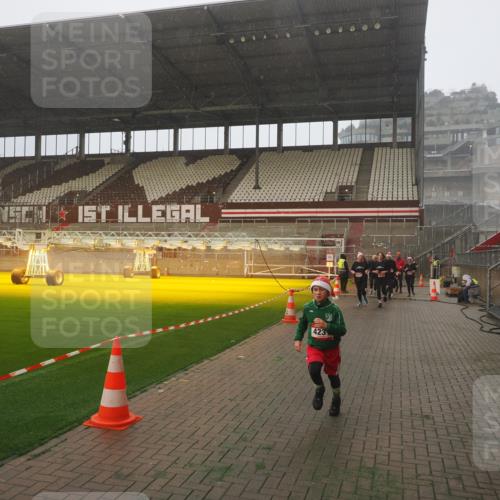 07.12.2025 - St. Pauli X-Mass-Run No. 15 Fabian Wolf http://msf.ph/oto/9364667 07.12.2025 10:07:58 Ziel 1905, 3627, 3628, 4231, 4623, 4624, 4626, 4734, 4737, 4740 meine-sportfotos.de