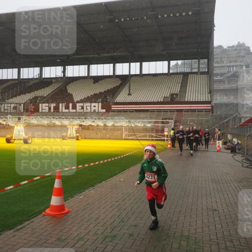 07.12.2025 - St. Pauli X-Mass-Run No. 15 Fabian Wolf http://msf.ph/oto/9364668 07.12.2025 10:07:59 Ziel 1905, 3627, 3628, 4231, 4623, 4624, 4626, 4734, 4737, 4740 meine-sportfotos.de