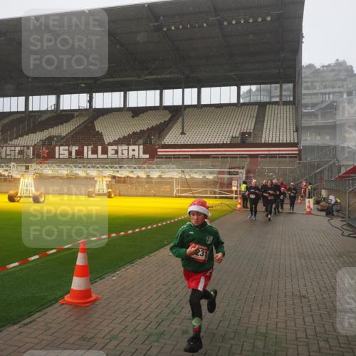 07.12.2025 - St. Pauli X-Mass-Run No. 15 Fabian Wolf http://msf.ph/oto/9364669 07.12.2025 10:07:59 Ziel 1905, 3627, 3628, 4231, 4623, 4624, 4626, 4734, 4737, 4740 meine-sportfotos.de