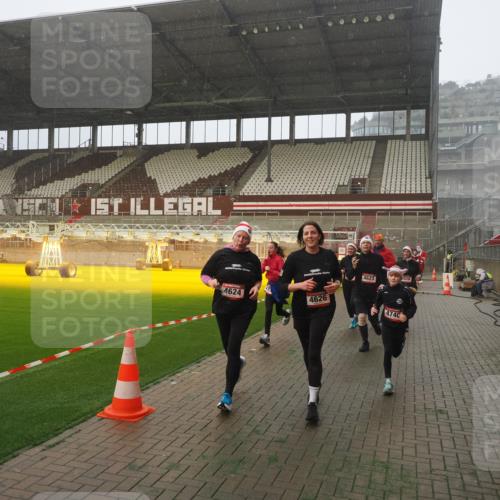 07.12.2025 - St. Pauli X-Mass-Run No. 15 Fabian Wolf http://msf.ph/oto/9364676 07.12.2025 10:08:03 Ziel 2691, 2692, 3627, 3628, 4231, 4623, 4624, 4626, 4734, 4737, 4740 meine-sportfotos.de