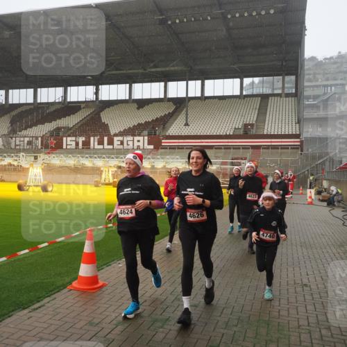 07.12.2025 - St. Pauli X-Mass-Run No. 15 Fabian Wolf http://msf.ph/oto/9364678 07.12.2025 10:08:04 Ziel 2691, 2692, 3627, 3628, 4231, 4623, 4624, 4626, 4734, 4737, 4740 meine-sportfotos.de