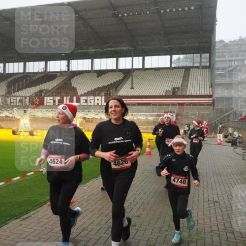 07.12.2025 - St. Pauli X-Mass-Run No. 15 Fabian Wolf http://msf.ph/oto/9364680 07.12.2025 10:08:04 Ziel 2691, 2692, 3627, 3628, 4231, 4623, 4624, 4626, 4734, 4737, 4740 meine-sportfotos.de