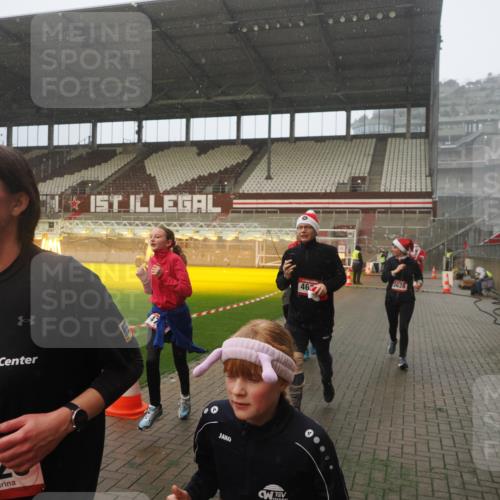 07.12.2025 - St. Pauli X-Mass-Run No. 15 Fabian Wolf http://msf.ph/oto/9364683 07.12.2025 10:08:05 Ziel 2691, 2692, 3627, 3628, 4231, 4623, 4624, 4626, 4734, 4737, 4740 meine-sportfotos.de