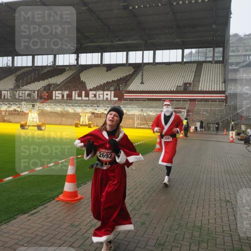 07.12.2025 - St. Pauli X-Mass-Run No. 15 Fabian Wolf http://msf.ph/oto/9364700 07.12.2025 10:08:11 Ziel 2691, 2692, 3627, 3628, 4231, 4623, 4624, 4626, 4734, 4737, 4740 meine-sportfotos.de