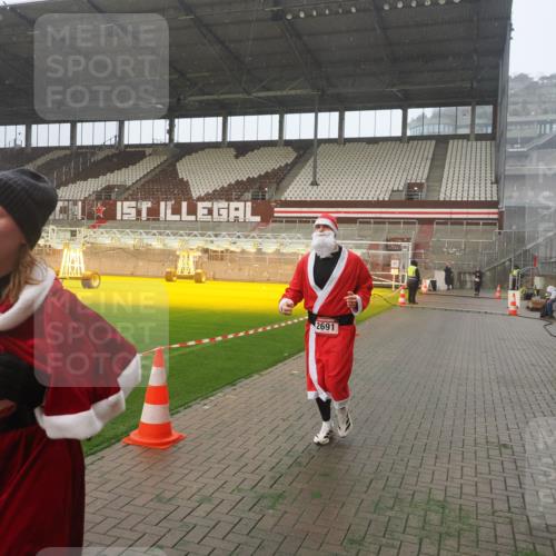 07.12.2025 - St. Pauli X-Mass-Run No. 15 Fabian Wolf http://msf.ph/oto/9364702 07.12.2025 10:08:12 Ziel 2691, 2692, 3627, 3628, 4231, 4623, 4624, 4626, 4734, 4737, 4740 meine-sportfotos.de