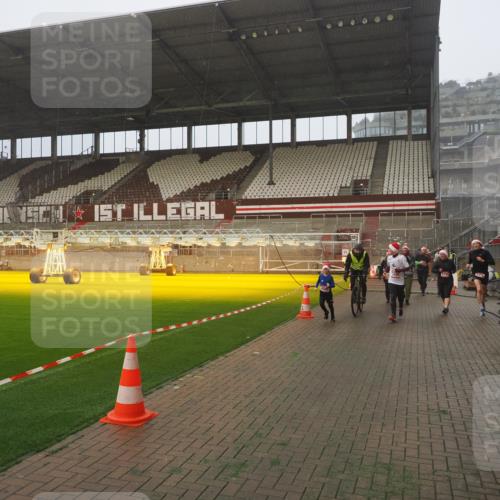 07.12.2025 - St. Pauli X-Mass-Run No. 15 Fabian Wolf http://msf.ph/oto/9364727 07.12.2025 10:08:36 Ziel 2247, 2248, 2650, 3495, 3759, 4205, 4232, 4234, 4451 meine-sportfotos.de