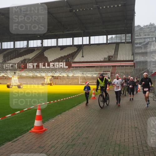 07.12.2025 - St. Pauli X-Mass-Run No. 15 Fabian Wolf http://msf.ph/oto/9364732 07.12.2025 10:08:37 Ziel 2247, 2248, 2650, 3212, 3495, 3671, 3759, 4205, 4232, 4234, 4451 meine-sportfotos.de