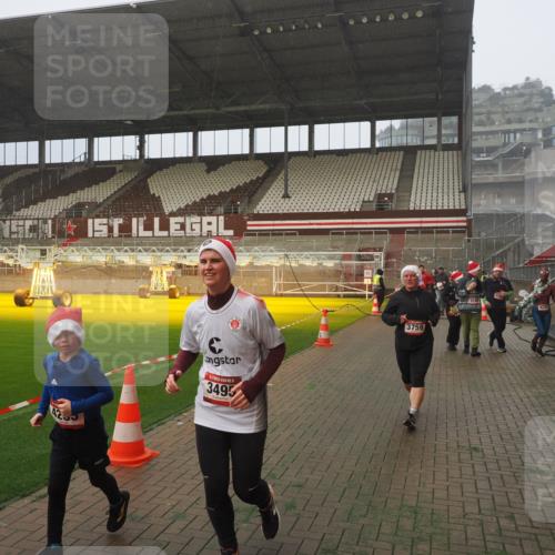 07.12.2025 - St. Pauli X-Mass-Run No. 15 Fabian Wolf http://msf.ph/oto/9364743 07.12.2025 10:08:39 Ziel 707, 1031, 2247, 2248, 2650, 3212, 3495, 3671, 3759, 4205, 4232, 4234, 4451 meine-sportfotos.de
