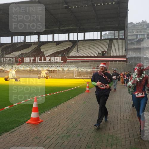 07.12.2025 - St. Pauli X-Mass-Run No. 15 Fabian Wolf http://msf.ph/oto/9364754 07.12.2025 10:08:43 Ziel 390, 707, 789, 947, 1002, 1031, 2247, 2248, 2521, 3212, 3332, 3335, 3495, 3671, 3759, 4205, 4232, 4234, 4451 meine-sportfotos.de