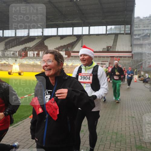 07.12.2025 - St. Pauli X-Mass-Run No. 15 Fabian Wolf http://msf.ph/oto/9364815 07.12.2025 10:08:57 Ziel 19, 390, 707, 786, 789, 947, 1002, 1031, 1176, 1461, 1465, 1570, 1575, 1576, 2126, 2521, 3212, 3300, 3332, 3335, 3484, 3671, 3891, 3904, 3907, 4066, 4067, 4068 meine-sportfotos.de