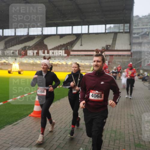 07.12.2025 - St. Pauli X-Mass-Run No. 15 Fabian Wolf http://msf.ph/oto/9364841 07.12.2025 10:09:03 Ziel 19, 786, 1176, 1461, 1465, 1570, 1575, 1576, 2126, 3300, 3484, 3891, 3904, 3907, 4066, 4067, 4068, 4113 meine-sportfotos.de