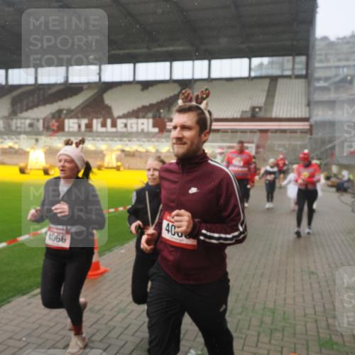 07.12.2025 - St. Pauli X-Mass-Run No. 15 Fabian Wolf http://msf.ph/oto/9364842 07.12.2025 10:09:03 Ziel 19, 786, 1176, 1461, 1465, 1570, 1575, 1576, 2126, 3300, 3484, 3891, 3904, 3907, 4066, 4067, 4068, 4113 meine-sportfotos.de