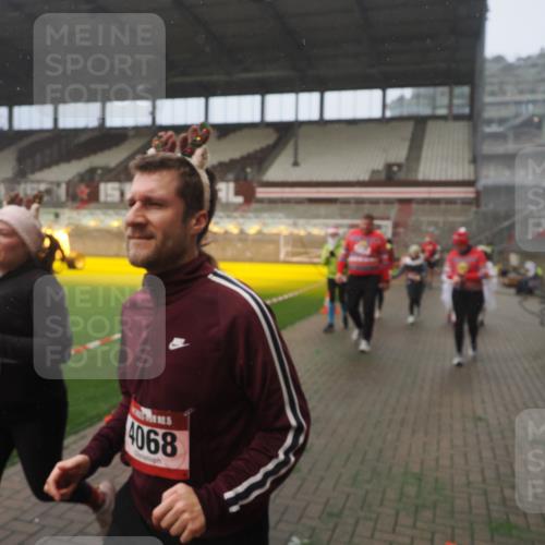 07.12.2025 - St. Pauli X-Mass-Run No. 15 Fabian Wolf http://msf.ph/oto/9364843 07.12.2025 10:09:03 Ziel 19, 786, 1176, 1461, 1465, 1570, 1575, 1576, 2126, 3300, 3484, 3891, 3904, 3907, 4066, 4067, 4068, 4113 meine-sportfotos.de