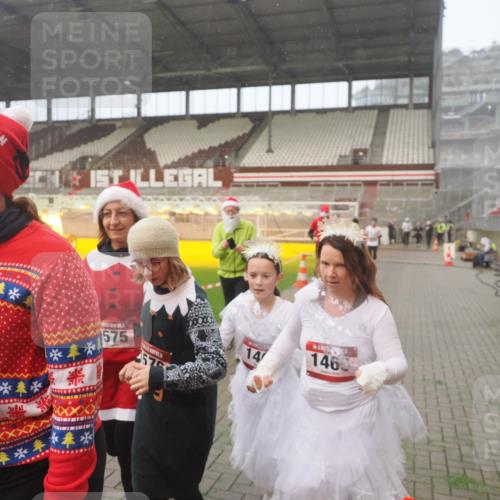 07.12.2025 - St. Pauli X-Mass-Run No. 15 Fabian Wolf http://msf.ph/oto/9364861 07.12.2025 10:09:08 Ziel 19, 786, 1461, 1465, 1570, 1575, 1576, 2126, 3300, 3484, 3891, 4066, 4067, 4068, 4113, 4666 meine-sportfotos.de
