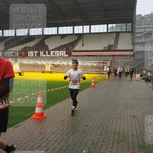 07.12.2025 - St. Pauli X-Mass-Run No. 15 Fabian Wolf http://msf.ph/oto/9364874 07.12.2025 10:09:13 Ziel 881, 896, 960, 1461, 1465, 1570, 1575, 1576, 2126, 4066, 4067, 4068, 4113, 4666 meine-sportfotos.de