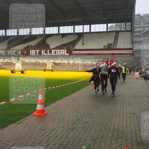 07.12.2025 - St. Pauli X-Mass-Run No. 15 Fabian Wolf http://msf.ph/oto/9364880 07.12.2025 10:09:19 Ziel 881, 896, 899, 960, 1718, 3493, 3756, 4113, 4666 meine-sportfotos.de