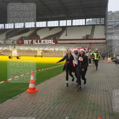 07.12.2025 - St. Pauli X-Mass-Run No. 15 Fabian Wolf http://msf.ph/oto/9364885 07.12.2025 10:09:20 Ziel 881, 896, 899, 960, 1718, 3493, 3756, 4113, 4666 meine-sportfotos.de