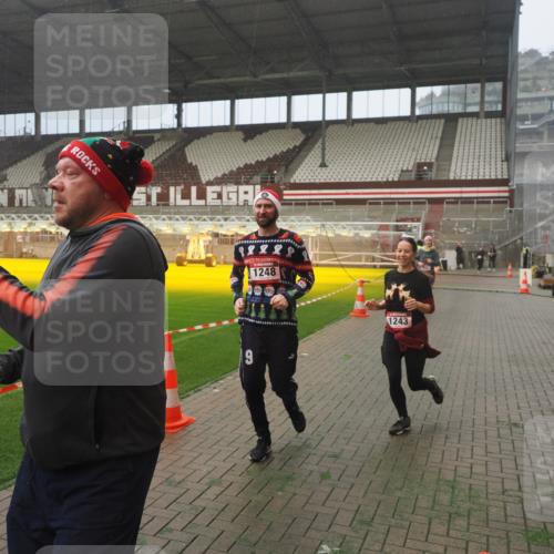 07.12.2025 - St. Pauli X-Mass-Run No. 15 Fabian Wolf http://msf.ph/oto/9364916 07.12.2025 10:09:30 Ziel 800, 881, 896, 899, 960, 1243, 1248, 1718, 3493, 3756 meine-sportfotos.de