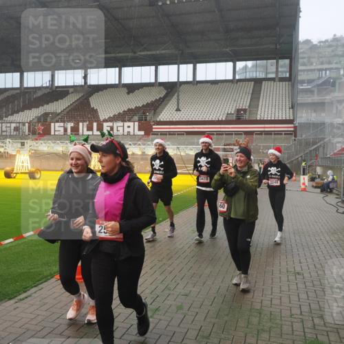 07.12.2025 - St. Pauli X-Mass-Run No. 15 Fabian Wolf http://msf.ph/oto/9364970 07.12.2025 10:10:02 Ziel 989, 1256, 1257, 1678, 1732, 2502, 2504, 2560, 3245, 3246, 3410, 3411 meine-sportfotos.de