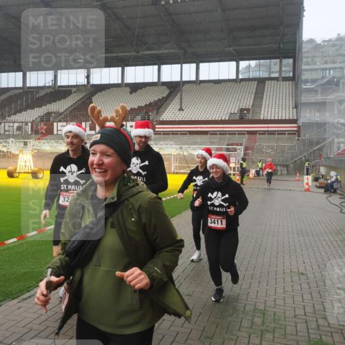 07.12.2025 - St. Pauli X-Mass-Run No. 15 Fabian Wolf http://msf.ph/oto/9364977 07.12.2025 10:10:03 Ziel 989, 1256, 1257, 1678, 1732, 2502, 2504, 2560, 3245, 3246, 3410, 3411 meine-sportfotos.de