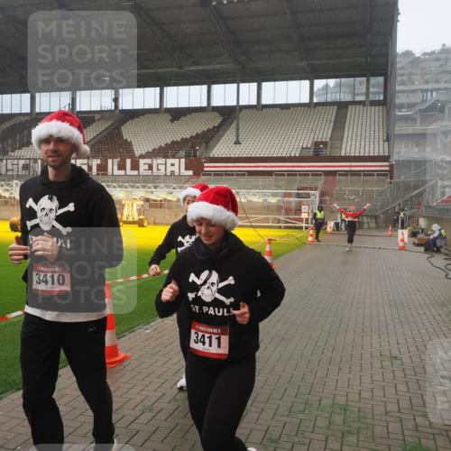 07.12.2025 - St. Pauli X-Mass-Run No. 15 Fabian Wolf http://msf.ph/oto/9364980 07.12.2025 10:10:04 Ziel 989, 1256, 1257, 1678, 1732, 2502, 2504, 2560, 3245, 3246, 3410, 3411 meine-sportfotos.de