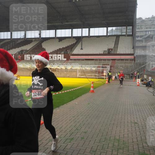 07.12.2025 - St. Pauli X-Mass-Run No. 15 Fabian Wolf http://msf.ph/oto/9364983 07.12.2025 10:10:05 Ziel 989, 1256, 1257, 1678, 1732, 2502, 2504, 2560, 3245, 3246, 3410, 3411 meine-sportfotos.de