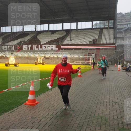 07.12.2025 - St. Pauli X-Mass-Run No. 15 Fabian Wolf http://msf.ph/oto/9365021 07.12.2025 10:10:31 Ziel 550, 964, 1571, 2083, 2087 meine-sportfotos.de
