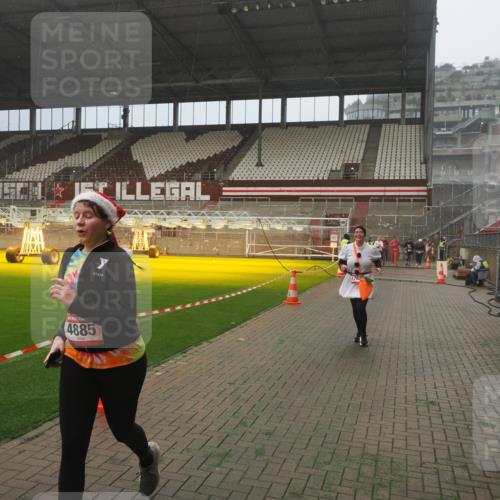 07.12.2025 - St. Pauli X-Mass-Run No. 15 Fabian Wolf http://msf.ph/oto/9365055 07.12.2025 10:10:47 Ziel 964, 1768, 4885 meine-sportfotos.de