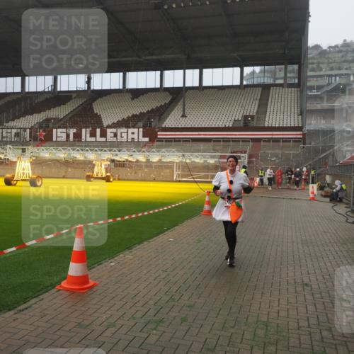 07.12.2025 - St. Pauli X-Mass-Run No. 15 Fabian Wolf http://msf.ph/oto/9365059 07.12.2025 10:10:47 Ziel 964, 1768, 4885 meine-sportfotos.de