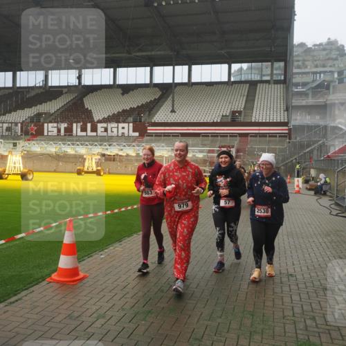 07.12.2025 - St. Pauli X-Mass-Run No. 15 Fabian Wolf http://msf.ph/oto/9365094 07.12.2025 10:10:59 Ziel 57, 979, 983, 1148, 1149, 1150, 1426, 1768, 1929, 1935, 2530 meine-sportfotos.de