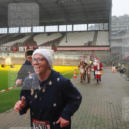 07.12.2025 - St. Pauli X-Mass-Run No. 15 Fabian Wolf http://msf.ph/oto/9365102 07.12.2025 10:11:01 Ziel 57, 979, 983, 1148, 1149, 1150, 1426, 1929, 1935, 2530 meine-sportfotos.de
