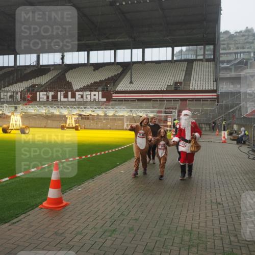 07.12.2025 - St. Pauli X-Mass-Run No. 15 Fabian Wolf http://msf.ph/oto/9365107 07.12.2025 10:11:02 Ziel 57, 979, 983, 1148, 1149, 1150, 1426, 1929, 1935, 2530 meine-sportfotos.de