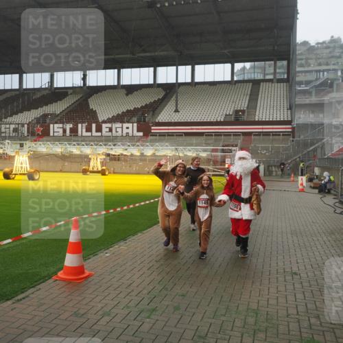 07.12.2025 - St. Pauli X-Mass-Run No. 15 Fabian Wolf http://msf.ph/oto/9365110 07.12.2025 10:11:03 Ziel 57, 979, 983, 1148, 1149, 1150, 1426, 1929, 1935, 2530 meine-sportfotos.de