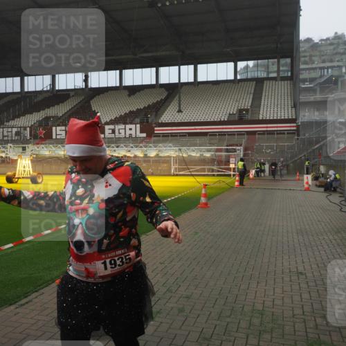 07.12.2025 - St. Pauli X-Mass-Run No. 15 Fabian Wolf http://msf.ph/oto/9365126 07.12.2025 10:11:06 Ziel 57, 979, 983, 1148, 1149, 1150, 1426, 1929, 1935, 2530 meine-sportfotos.de