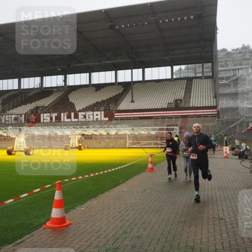 07.12.2025 - St. Pauli X-Mass-Run No. 15 Fabian Wolf http://msf.ph/oto/9365129 07.12.2025 10:11:15 Ziel 1935, 1969, 3815 meine-sportfotos.de