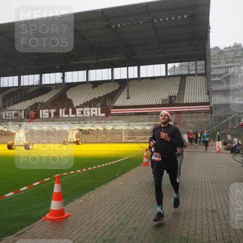 07.12.2025 - St. Pauli X-Mass-Run No. 15 Fabian Wolf http://msf.ph/oto/9365132 07.12.2025 10:11:16 Ziel 1969, 3354, 3815, 4499, 4525 meine-sportfotos.de