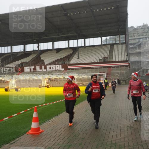 07.12.2025 - St. Pauli X-Mass-Run No. 15 Fabian Wolf http://msf.ph/oto/9365154 07.12.2025 10:11:26 Ziel 1969, 3354, 3815, 4499, 4525, 4659, 4661, 4662 meine-sportfotos.de