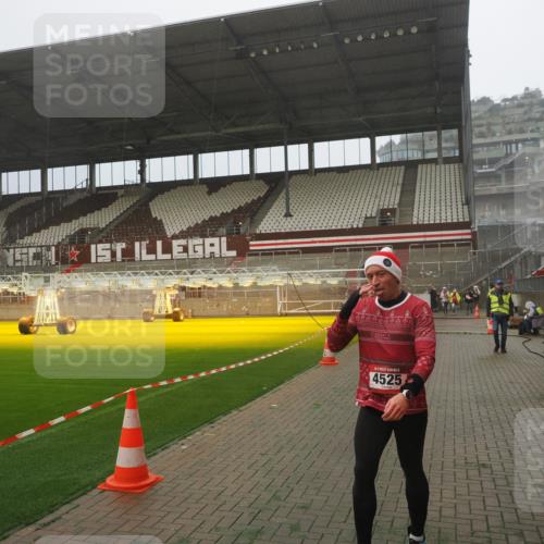 07.12.2025 - St. Pauli X-Mass-Run No. 15 Fabian Wolf http://msf.ph/oto/9365162 07.12.2025 10:11:29 Ziel 1969, 3354, 4499, 4525, 4659, 4661, 4662 meine-sportfotos.de