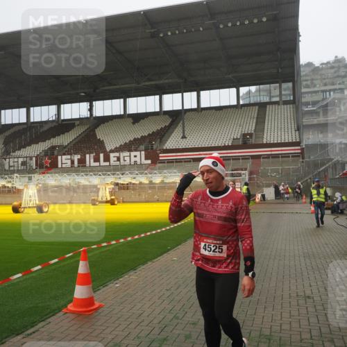 07.12.2025 - St. Pauli X-Mass-Run No. 15 Fabian Wolf http://msf.ph/oto/9365164 07.12.2025 10:11:29 Ziel 1969, 3354, 4499, 4525, 4659, 4661, 4662 meine-sportfotos.de