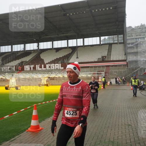 07.12.2025 - St. Pauli X-Mass-Run No. 15 Fabian Wolf http://msf.ph/oto/9365167 07.12.2025 10:11:30 Ziel 1969, 3354, 4499, 4525, 4659, 4661, 4662 meine-sportfotos.de