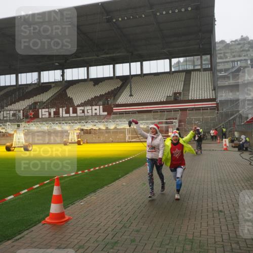 07.12.2025 - St. Pauli X-Mass-Run No. 15 Fabian Wolf http://msf.ph/oto/9365185 07.12.2025 10:11:38 Ziel 670, 2909, 3085, 3909, 4659, 4662 meine-sportfotos.de