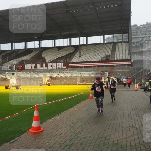 07.12.2025 - St. Pauli X-Mass-Run No. 15 Fabian Wolf http://msf.ph/oto/9365195 07.12.2025 10:11:43 Ziel 670, 2909, 3085, 3761, 3767, 3909 meine-sportfotos.de