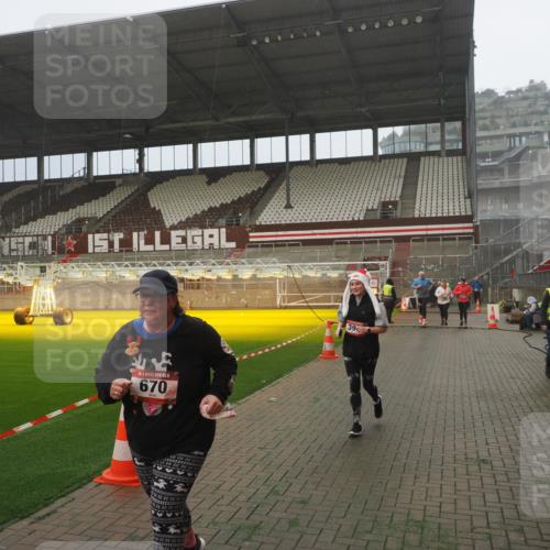 07.12.2025 - St. Pauli X-Mass-Run No. 15 Fabian Wolf http://msf.ph/oto/9365202 07.12.2025 10:11:45 Ziel 670, 2906, 2909, 3085, 3761, 3767, 3909 meine-sportfotos.de