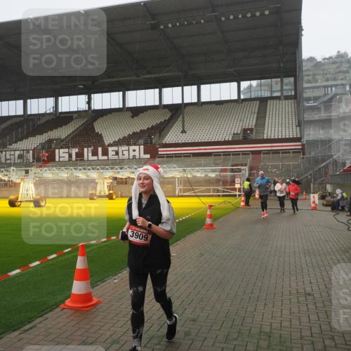 07.12.2025 - St. Pauli X-Mass-Run No. 15 Fabian Wolf http://msf.ph/oto/9365209 07.12.2025 10:11:46 Ziel 670, 2906, 2909, 3085, 3761, 3767, 3909 meine-sportfotos.de