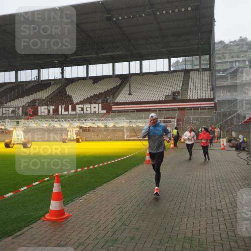 07.12.2025 - St. Pauli X-Mass-Run No. 15 Fabian Wolf http://msf.ph/oto/9365217 07.12.2025 10:11:48 Ziel 670, 1687, 2906, 2909, 3085, 3761, 3767, 3909, 3932, 3935 meine-sportfotos.de