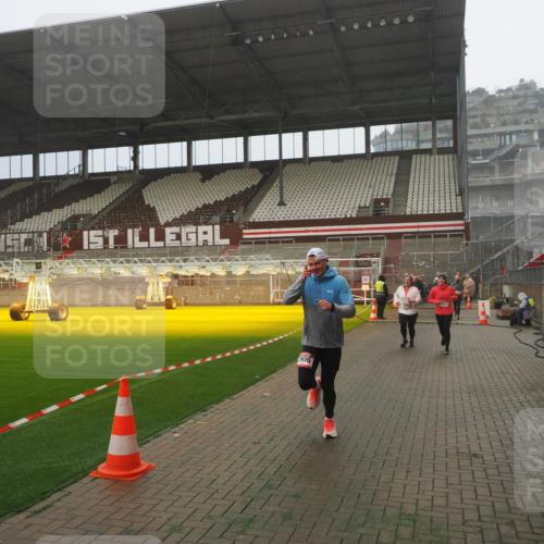 07.12.2025 - St. Pauli X-Mass-Run No. 15 Fabian Wolf http://msf.ph/oto/9365218 07.12.2025 10:11:49 Ziel 670, 1687, 2906, 2909, 3085, 3761, 3767, 3909, 3932, 3935 meine-sportfotos.de