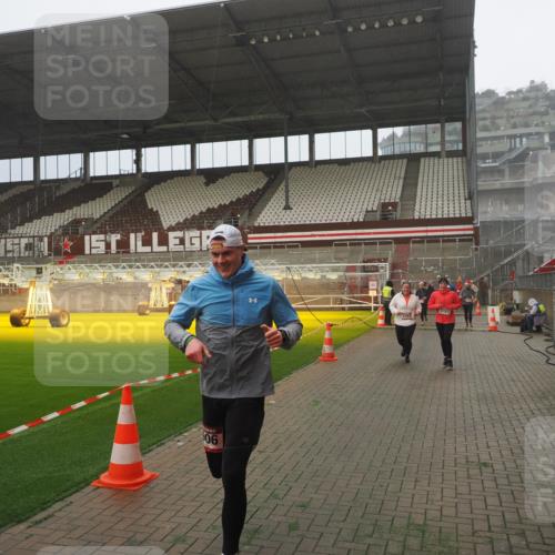 07.12.2025 - St. Pauli X-Mass-Run No. 15 Fabian Wolf http://msf.ph/oto/9365221 07.12.2025 10:11:49 Ziel 670, 1687, 2906, 2909, 3085, 3761, 3767, 3909, 3932, 3935 meine-sportfotos.de