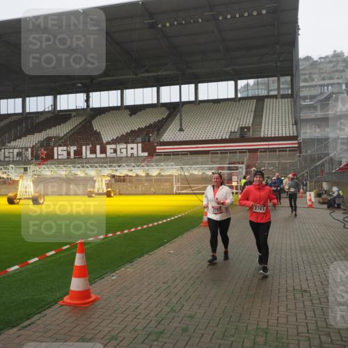07.12.2025 - St. Pauli X-Mass-Run No. 15 Fabian Wolf http://msf.ph/oto/9365228 07.12.2025 10:11:51 Ziel 670, 1687, 1688, 2906, 2909, 3085, 3761, 3767, 3909, 3932, 3935 meine-sportfotos.de